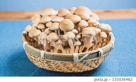 新鮮なぶなしめじの籠盛り、食卓を彩るきのこ 133836462