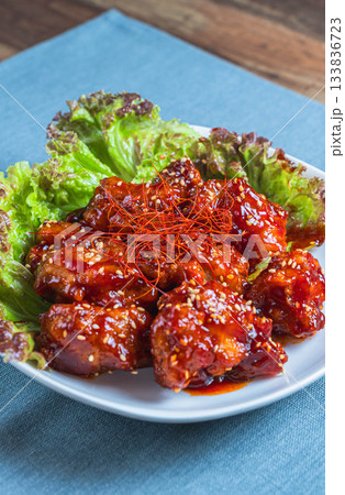 甘辛ダレが絡んだヤンニョムチキン	 133836723