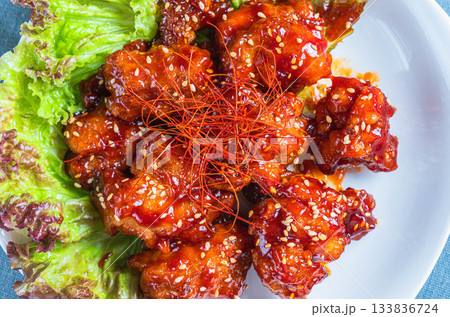 甘辛ダレが絡んだヤンニョムチキン	 133836724