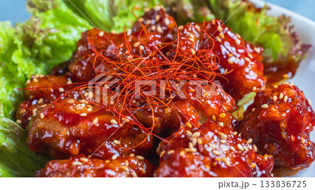 甘辛ダレが絡んだヤンニョムチキン	 133836725