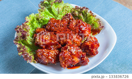 甘辛ダレが絡んだヤンニョムチキン	 133836726