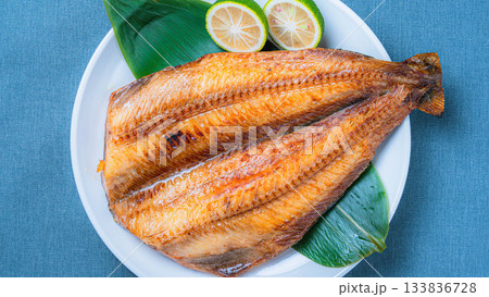 香ばしく焼き上げたホッケの塩焼き 133836728