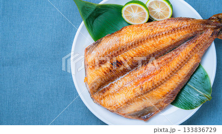 香ばしく焼き上げたホッケの塩焼き 133836729