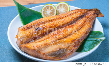 香ばしく焼き上げたホッケの塩焼き 133836732