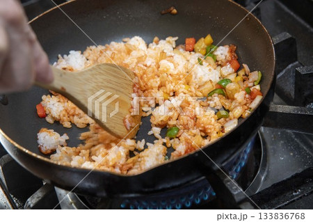 チキンライスのご飯作り チキンライスのご飯作り 133836768