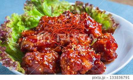 甘辛ダレが絡んだヤンニョムチキン	 133836791
