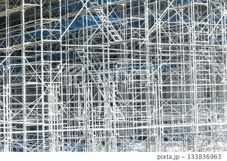 建設現場の足場 133836963