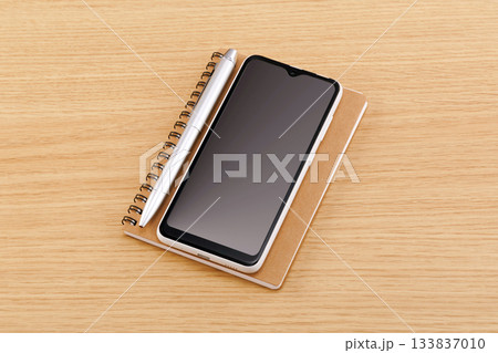 スマホとメモ帳 133837010