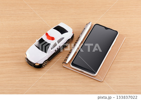 パトカーとスマートフォン パトカーとスマートフォン 133837022