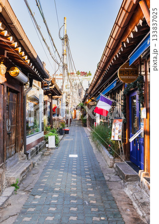 ソウル 益善洞(イクソンドン) カフェが建ち並ぶ路地 ソウル 益善洞(イクソンドン) カフェが建ち並ぶ路地 133837025