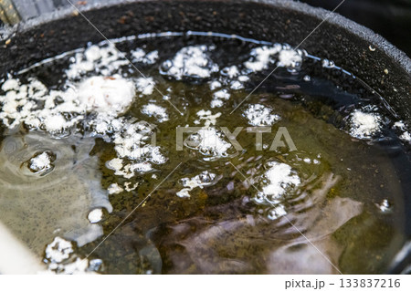 揚げ物用の油で調理シーン 133837216