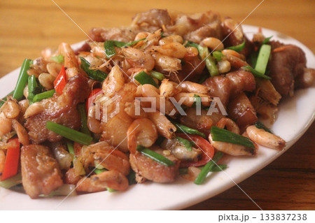 ベトナムで食べた熱々の豚肉炒め ベトナムで食べた熱々の豚肉炒め 133837238
