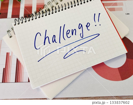 チャレンジの文字と赤いグラフ 133837602