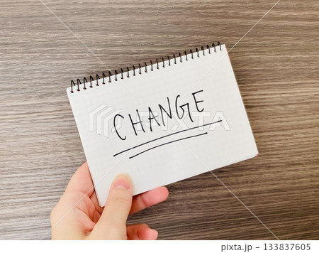 CHANGEと書かれたノートを持つ手元 CHANGEと書かれたノートを持つ手元 133837605