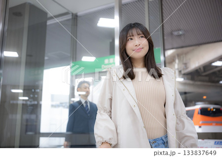 駅や空港のような場所でスーツケースを持って移動する女性 旅行や遊びに行くイメージ 駅や空港のような場所でスーツケースを持って移動する女性 旅行や遊びに行くイメージ 133837649