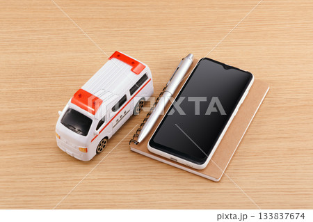 救急車とスマートフォン 救急車とスマートフォン 133837674
