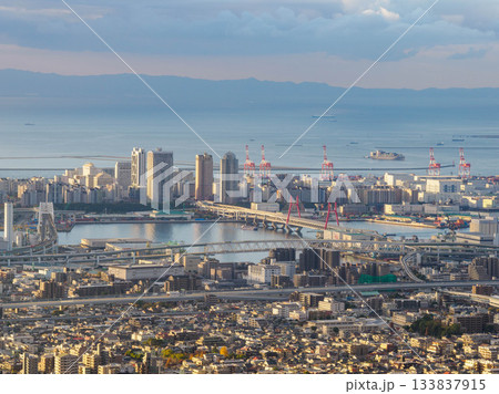 早朝、六甲の中腹から神戸市街地の眺め 133837915