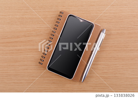 スマホとメモ帳 スマホとメモ帳 133838026