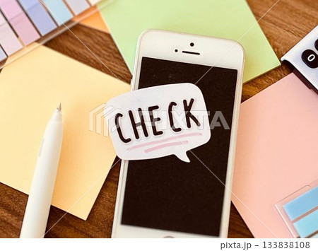 チェックの文字とスマホ 133838108
