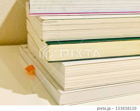 積まれた書籍 積まれた書籍 133838110