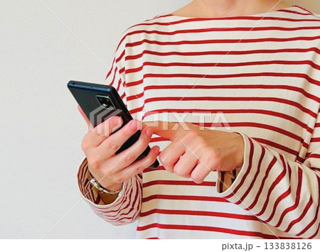 スマホ依存症気味な主婦 スマホ依存症気味な主婦 133838126