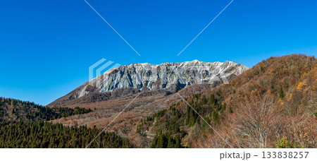 大山_ 「日本名峰ランキング」でベスト3に選ばれるほど美しい山容 大山_ 「日本名峰ランキング」でベスト3に選ばれるほど美しい山容 133838257