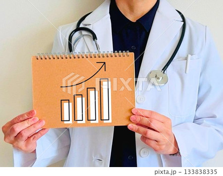 上向きのグラフを持つ医師 133838335
