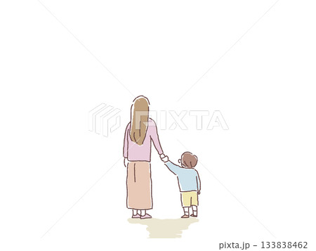 子供(小さい男の子)と手を繋ぐ母親 子供(小さい男の子)と手を繋ぐ母親 133838462