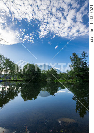 羊蹄山と池 133838521
