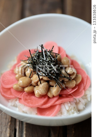 ラディッシュの甘酢漬けと納豆を乗せた押し麦入りご飯 ラディッシュの甘酢漬けと納豆を乗せた押し麦入りご飯 133838616
