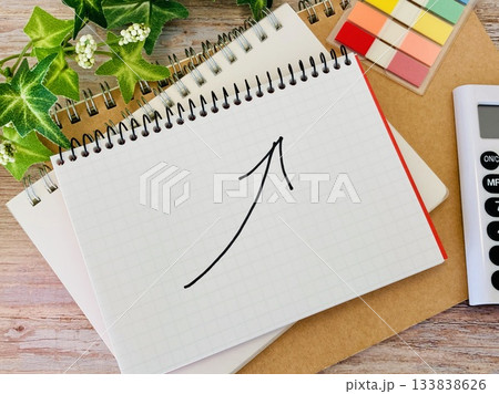 上向き矢印が描かれたノート 上向き矢印が描かれたノート 133838626