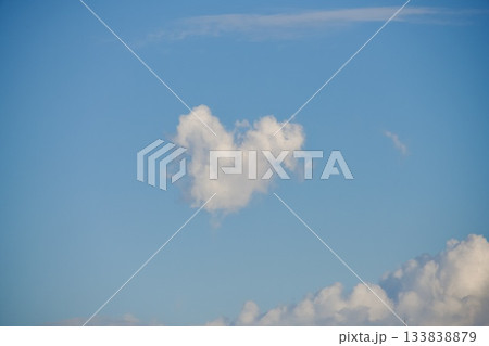 青空に浮かぶハート型の雲 青空に浮かぶハート型の雲 133838879