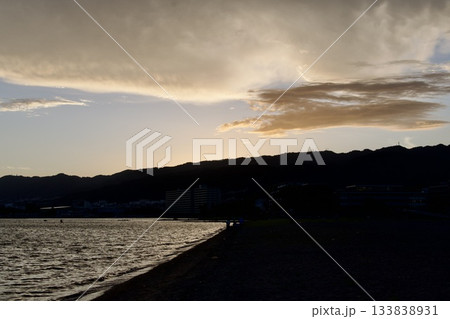 夕暮れ時の兵庫県西宮市の御前浜 133838931