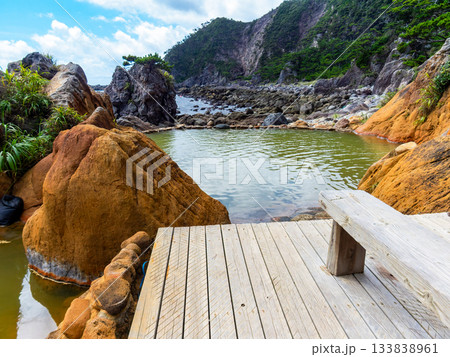 式根島の風情豊かな温泉の景色　松が下雅湯 133838961