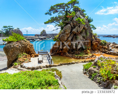 式根島の風情豊かな温泉の景色　松が下雅湯 133838972