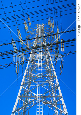 鉄塔と送電線と青空の風景 133838987