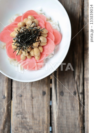 ラディッシュの甘酢漬けと納豆を乗せた押し麦入りご飯 133839014