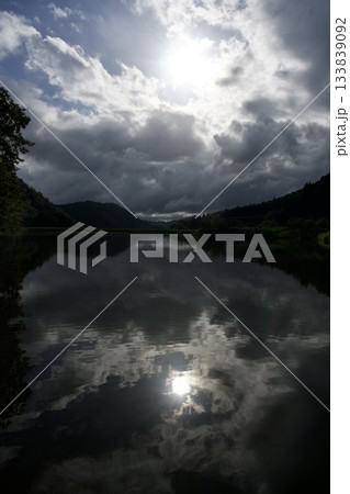 明け方の永郷池（兵庫県丹波市） 133839092