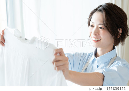 洗濯物を干す若い女性 洗濯物を干す若い女性 133839121