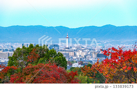 京都、清水寺から見る京都タワー 京都、清水寺から見る京都タワー 133839173