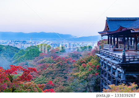 京都、紅葉の清水寺大舞台 京都、紅葉の清水寺大舞台 133839267