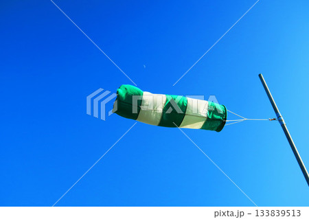 風にたなびく吹き流しと青空の風景 133839513