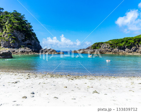 式根島の美しい海　泊海水浴場 133839712