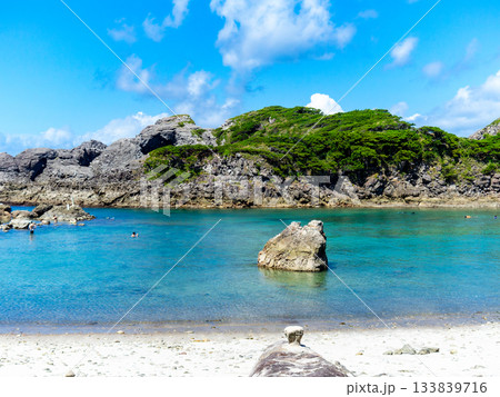 式根島の美しい海　泊海水浴場 133839716