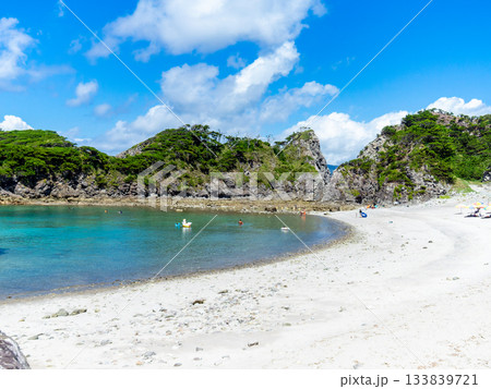 式根島の美しい海　泊海水浴場 133839721