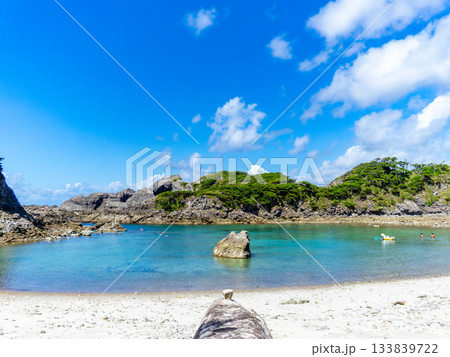 式根島の美しい海　泊海水浴場 133839722