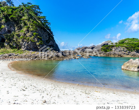 式根島の美しい海　泊海水浴場 133839723