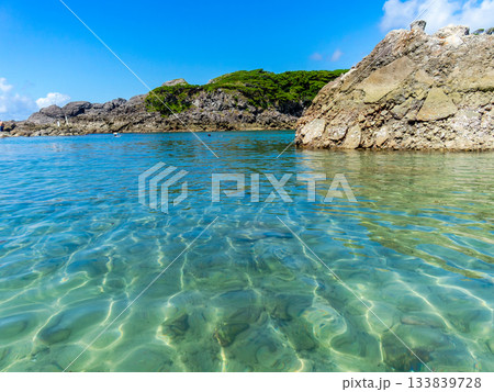 式根島の美しい海　泊海水浴場 133839728