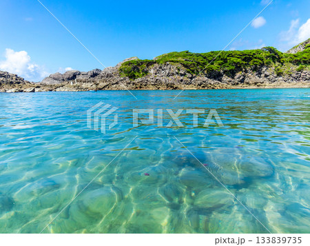 式根島の美しい海　泊海水浴場 133839735