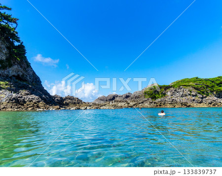 式根島の美しい海　泊海水浴場 133839737